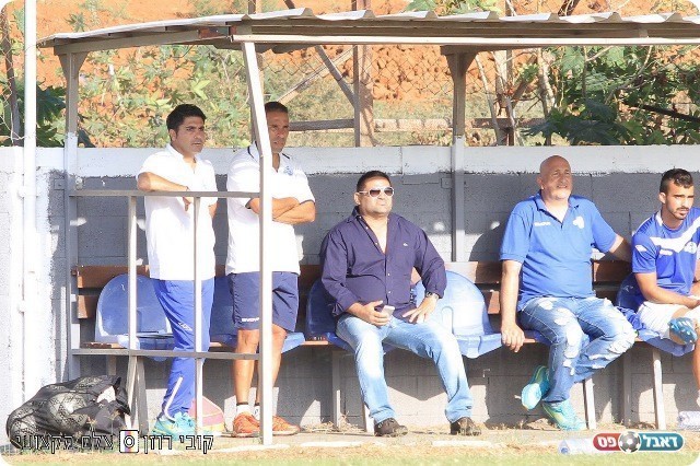 תלונות על איכות כר הדשא הירודה באזור. ספסל יפו (קובי רוזן)